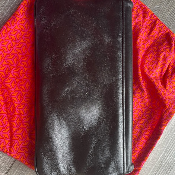 Tory Burch “Reva” Clutch Bag Black Leather Large Signature GOLD Medallion! - Picture 10 of 13